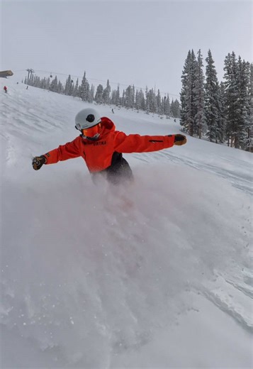 Finally some new snow in Colorado! Feels good to get some soft turns 🙏🏼 . . #skiing #snowboarding #snow #ski #snowboard