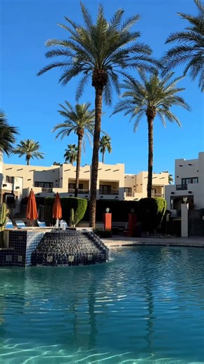 The @wigwamresort has been an Arizona classic since 1929, starting as a desert guest ranch and growing into a 440-acre resort with golf, pools, spa and storied Southwestern charm. Now Litchfield’s at the historic resort just launched its Sunday brunch complete with skillet cinnamon rolls, crab cakes, mango chutney enchiladas and curated cocktails, and live music every Sunday from 10-2. This one’s worth the weekend plans 🍳🥂 📍 300 E Wigwam Blvd Litchfield Park, AZ 85340 #azfoodie | Arizona Food