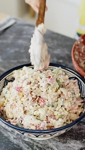 Krämig sallad med kyckling. Denna brukar jag vanligtvis göra med pasta men jag testade med matvete istället. Blev så himla gott😍 https://www.instagram.com/zeinaskitchen/ 6 portioner Ca 400 g grillad kyckling 3 dl matvete 400 g majs 2 st paprikor 1 gurka 250 g cocktailtomater 1 liten bit purjolök eller 1 rödlök 2 dl majonnäs 3 dl crème fraiche Örtsalt och svartpeppar Tillaga matvete enligt anvisningarna på förpackningen. Låt kallna. Hacka alla grönsaker i önskad storlek. Lägg matvete, kyckling o