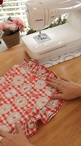 Sewing the ruffle tote bag 🧵🍓🌿 A cute, curved bag with a drawstring top and large gathered ruffle around the edge. I’ve used my ‘homemade with love’ organic cotton fabric rom the collection Strawberry Picking 🧺 https://www.whatkimberleymakes.com/post/quilted-frill-edge-tote-bag-free-sewing-pattern Sewing machine - Juki DX7 Mini iron - Prym Fabric and lining from Debbie Shore Sewing Wadding - 80/20 | What Kimberley Makes