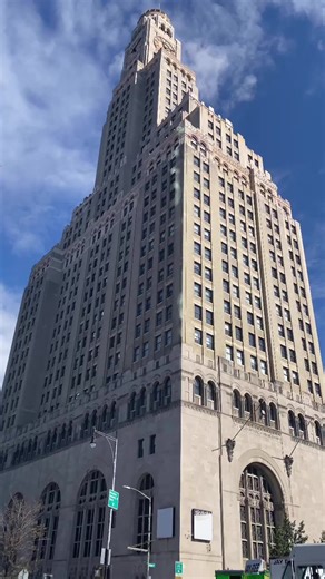 Brooklyn’s crown jewel 🕰️✨ The Clock Tower at One Hanson Place — an NYC skyline icon that never gets old. #BrooklynViews #OneHansonPlace #BrooklynClockTower #NYCRealEstate #LuxuryApartments #BrooklynVibes #DowntownBrooklyn #NYCLuxury #SkylineViews