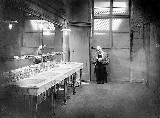 The Last Laugh movie review & film summary (1924) | Roger Ebert