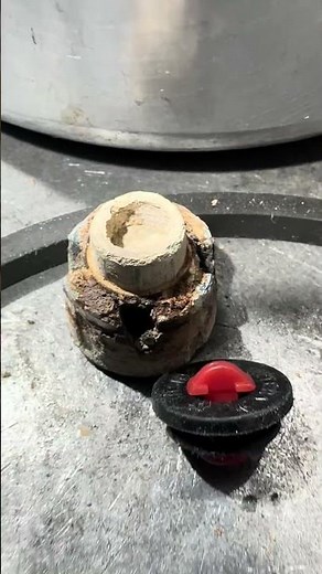 Is your pressure cooker safe? 🔥 Replace the gasket, weight, and safety valve to avoid risks!