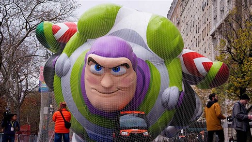 Macy’s Thanksgiving Day Parade kicks off in Manhattan