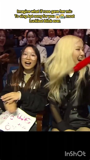imagine what if rose gave her mic to you to sing 😭# black pink rose 🤩