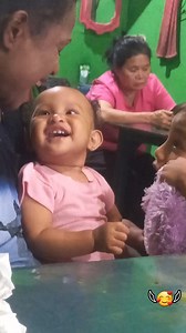 50K views · 2.3K reactions | Ceritanya sa msih makan tp nocin ini su merontak di atas meja, mungkin bosan dlm warung ka, eh anak pemilik warung dtg bercanda dgn nocin hehe, kaget dgn nocin pu respon ㆩㆪ Izin ya yg pnya anaknya hehe Mksih dede cantik 殺﫶 | Aviella Yokhu | Facebook