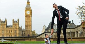 World's Tallest and Shortest Men Meet in London