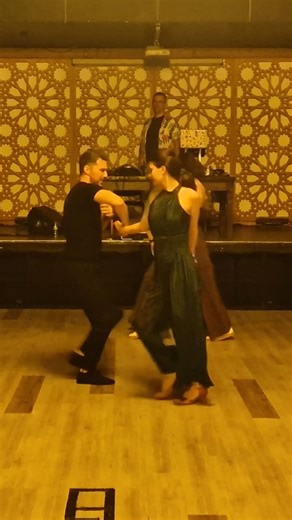 Vă prezentăm workshopul nostru de salsa de vinerea trecută din Old School Preoteasa! Mulțumim lui @dragosbalea pentru invitație și mulțumim tuturor celor care încă țin Salsa în viață! De asemenea, mii de mulțumiri celor care au participat la cursul nostru și nu în ultimul rând celor care și-au luat inima în dinți să filmeze alături de noi! Que Viva La Salsa! #salsaworkshop #salsa #salsafactory #discoveryourinnerdancer #salsaon1 #oldschool | Salsa Factory