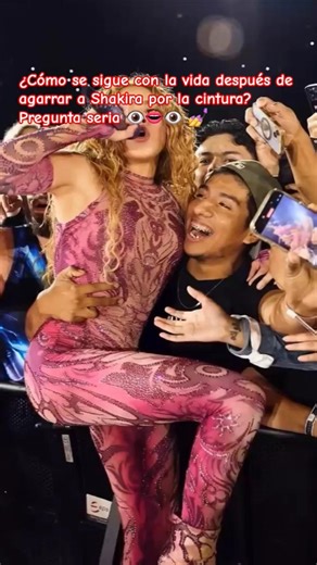 ¿Qué harías tú? 👀 La reacción de Shakira ante el abrazo de esta fan 🐾🔥#Shakira #Shorts #trending