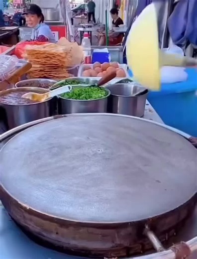 Creative Cooking Techniques on a Round Cooking Surface