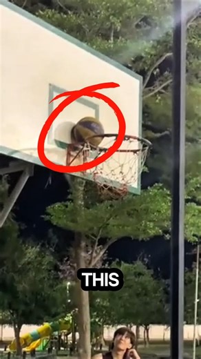“Basketball Got Stuck… But This Kid’s Genius Move Shocked Everyone! 🏀😳”