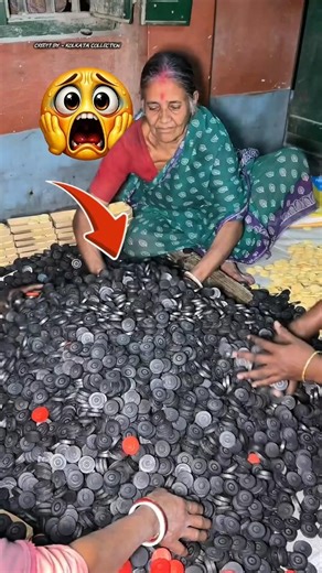 Carrom Board की गोटियां कैसे बनती है 😳 #carrom #board #goti #factory #making #shorts