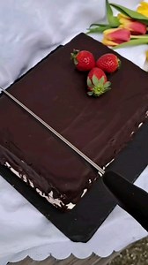 KINDER PINGVIN TORTA Biskvit: 6 kašika brašna 6 kašika šećera 6 jaja 6 kašika vrele vode 1 prašak za pecivo 3 kašike kakao praha Fil: 1 A la kajmak (250 g) 700 ml slatke pavlake 5 kašika šećera u prahu Čokoladni premaz: 150 g čokolade za kuvanje 100 g putera ili margarina 2 kašike ulja 100 ml vode Glazura: 100 g čokolade za kuvanje 50 g putera Žumanca umutiti sa šećerom i vrelom vodom dok smesa ne postane gusta. Dodati pomešane kakao, prašak za pecivo i brašno kašiku po kašiku i neprestano mutit