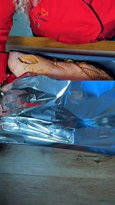 🐖 La pierna de cerdo pa’ to’ el mundo 🔥🎄 El secreto de una pierna de cerdo deliciosa está en el sazón. Cuando usas condimentos secos, los sabores se concentran y penetran mejor la carne, creando una capa intensa que se sella al cocinar. El toque líquido no sustituye el seco: lo acompaña, ayudando a hidratar y llevar el sabor más profundo. Si quieres un cerdo jugoso, bien adobado y con cuerito on point, hazlo así. Pa’ que prenda 🔥🔥🔥 🧂 Adobo para pierna de cerdo (8 libras) 4 cucharadas de s