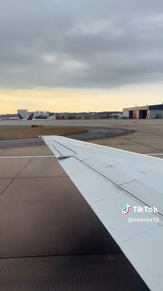 Delta Air Lines Boeing 717-2BD [N965AT] loud takeoff from Atlanta GA (ATL) as DL1708 #Aviation #AvGeek #DeltaAirLines #Boeing717 #NonRevLife
