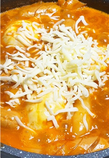 Tteokbokki (Creamy & Spicy) 🌶️🧀 Ingredients \t•\t250 g tteokbokki (rice cakes) \t•\tEggs (as many as you like) \t•\t100 g sausages, sliced \t•\t1 small onion, sliced \t•\t2–3 cloves garlic (about 1 tbsp), minced \t•\tChives or spring onion, chopped \t•\tMozzarella cheese, to taste \t•\t1 tbsp cooking oil Sauce \t•\t1–2 tbsp gochujang \t•\t2 tbsp sweet chili sauce \t•\t2 tbsp soy sauce \t•\t2 tbsp milk \t•\t2 tbsp heavy cream \t•\t1/4 cup water Instructions 1. \tCut garlic, onion, chives, and s