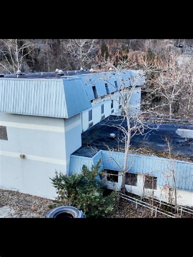 Exploring the Abandoned Old Tracks Inn in Harman, VA
