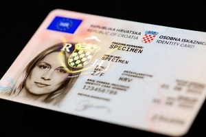 Od danas je moguće podnijeti zahtjev za izdavanje e-Osobne iskaznice druge generacije koja će omogućiti veću razinu sigurnosti, brže kretanje na graničnim prijelazima i u zračnim lukama, olakšat će pristup digitalnim uslugama i digitalno potpisivanje dokumenata te preuzima i funkcionalnost zdravstvene iskaznice. Svi građani koji u ovom trenutku posjeduju važeće osobne iskaznice nemaju obvezu podnositi zahtjev za izradu nove osobne već im postojeće vrijede do roka koji je otisnut na njima. Takođe