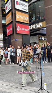 被圍觀了！好多帥哥美女！而你卻，靠近了，逼我們視線交錯，妹子街頭一曲身騎白馬dj，果然還是嗨歌更能留住觀眾 | 举一个梨子