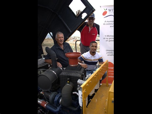 Witzenberg Municipality is pleased to announce the arrival of a new purpose‑built landfill compactor valued at R5,14 million. This significant investment marks an important step towards improving waste management operations at the Prince Alfred’s Hamlet landfill site and forms part of the Municipality’s ongoing commitment to environmental safety, compliance and long‑term site stability. See Previous statement and video https://www.facebook.com/share/r/1Gct2A4c1H/ | Witzenberg Municipality - Offi