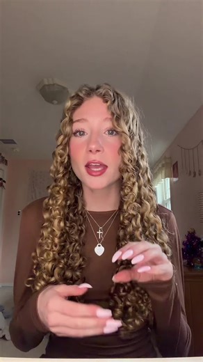 trying to style a headband with curly hair… how do you pull it off so well @vienna_shore 😩🙏 #curls #curlyhair #fyp #foryoupage #relateable