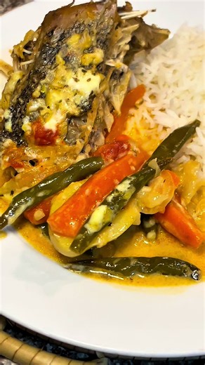 #🐟 PEIXE À MAIONESE — UMA DELÍCIA IRRESISTÍVEL! 📝 Ingredientes * 1 kg de peixe à tua escolha, cortado em postas ou lombos * 2 cebolas cortadas em meia-lua * 1 cenoura cortada em tiras * 2 tomates pelados, picados * 2 dentes de alho picados * 100 g de feijão-verde, cortado em pedaços * 3 a 4 batatas cortadas em palitos * 1 folha de louro * 2 colheres de chá de óleo * 1 colher de sopa de molho de tomate * 1 pau de canela * 3 colheres de sopa de maionese * ½ chávena de vinho branco * Sal q.b. * V