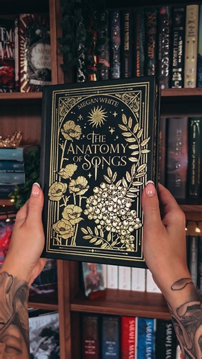 𝓐𝓪𝓵𝓲𝔂𝓪𝓱☕️🕯️📜 on Instagram: "An Anatomy of Songs by @bookishandspice.au 🌶️ Finally got round to posting a full unboxing of this gorgeous book😍 I am simply obsessed with everything about it but i think we need to have a round of applause for the naked hardcover and reverse dust jacket 🧎‍♀️🧎‍♀️ AD | REP POST"