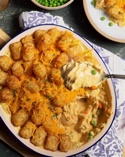 🧀🥔 Chicken Tater Tot Casserole 💛 Creamy chicken filling, melty cheese, and crispy golden tater tots baked to perfection ✨ Main Ingredients: • Chicken • Cheddar cheese • Tater tots Full cozy casserole recipe in C.o.m.m.e.n.t.s 💬👇 | Kinsley Recipes