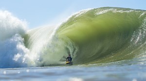 This episode features Jeff and Dave Hubbard bodyboarding all the top spots on Oahu's North Shore, using all their latest Hubboards bodyboards, fins, wetsuits, leashes and accessories. Keep an eye out for Dave Hubbard testing out the new Inflatable Boog Mat at Pipeline, the results were incredible! Also big congratulations to Jeff Hubbard for winning 1st Place at the 2017 MS Pipeline Invitational, making Hubb a 5x Pipeline Bodyboard Champion. Special thanks to Matthew Tanaka, Rory Pringle, Mike K