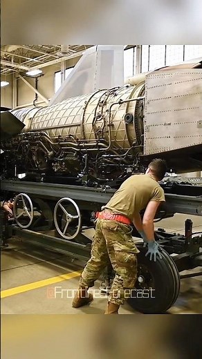 How Airmen Remove the F-22 Raptor’s POWERFUL F119 Engine (Rare Footage!)