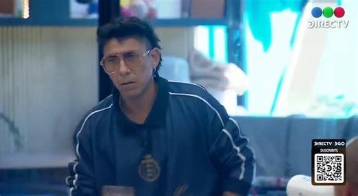 CRUCE ENTRE DANELIK Y JUANICAR JUANICAR: sos un loro que repite lo que le dicen DANELIK: el otro día no me decías lo mismo, sos un careta de mierda, el otro día me decías “sos un amor de persona por dentro, el grupo habla mierda de vos”, sos un ridículoJUANICAR: estuve dos meses defendiéndote para darme cuenta que sos una lacra DANELIK: defendiéndome? y la que te prestaba oído cuando todos estos te hacían bulliyng quién era? a quién le venías a llorar?