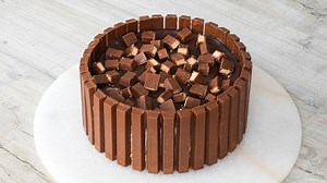 5.6M views · 19K reactions | No Bake Kitkat Cheesecake  Throwing it...