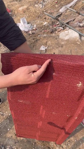 Testing adhesion of the colored sand to the steel plate under the condition of bending metal tiles