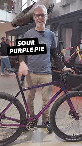 Stahl trifft Smart.Shift ⚡️ @sour.bicycles präsentiert das neue Purple Pie – ein Adventure-Gravelbike mit clever integrierter Pinion Smart Shift Premiere. Auf Basis des beliebten Purple Haze entsteht hier ein komplett neu konstruiertes Rahmenkonzept: eigens gefräste Pinion-Brücke, integrierte Akkuaufnahme, bis zu 55 mm Reifenfreiheit und wahlweise als Standard-, Dynamo- oder Commuter-Setup. Ein Bike für Alltag und Abenteuer. 🌲🚴‍♂️ Wäre das dein nächstes Gravel-Upgrade? 💥 Mehr Details findest 