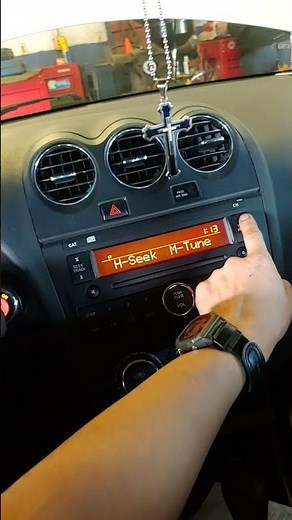 2011 Nissan Altima clock settings