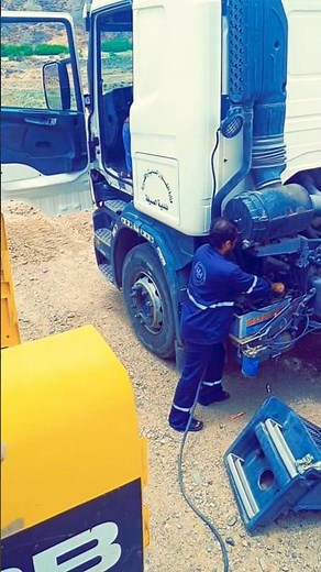 “How an Excavator Pull-Starts a Truck Using a Cable in Saudi Arabia | Heavy Machinery Technique”