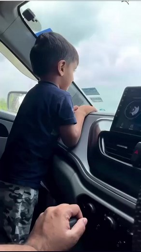 Child Safety First: A Lesson in Responsible Driving to Prevent Cracking the Windshield. This video illustrates a dire lack of consideration for safety and illustrates what not to do when driving with a child, or with anyone else in the car. The paramount focus should be on the safety and well-being of all passengers, especially young ones.Emphasise, without exception, the importance of seatbelt usage. It cannot be stressed enough: 🔒💺👶 #BuckleUpForSafety. It's not just a simple routine; it's a