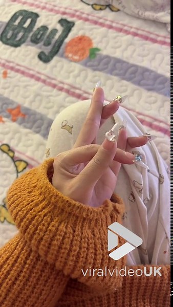 VV5051 A woman flaunts six fingers that move smoothly