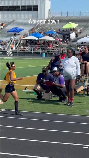 Walk em down! Finish of the #800m fueled by ‪@fannyb00eats‬ #trackandfield