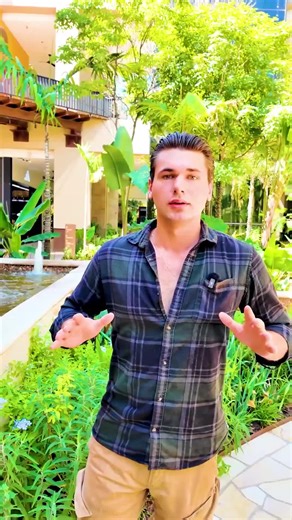 Hier hoef je niet eerst de auto in om je dag te beginnen. Alles zit gewoon om de hoek. Supermarkt, koffie, restaurants, sportschool. Je loopt naar buiten en je bent er al. Dat is het fijne aan wonen hier. Midden in de stad, maar zonder dat je overal voor op pad moet. Comfort zit soms gewoon in hoe dichtbij alles is. Meer weten over deze plek? Stuur me gerust een bericht.