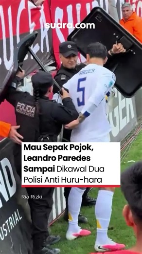 Setelah aksi 'tarkamnya' di final Piala Dunia 2026 jadi sorotan, kini Leandro Paredes kembali menyedot perhatian. Leandro Paredes, gelandang Boca Juniors mendapat pengawalan dua anggota polisi bertameng saat hendak mengambil tendangan sudut. Ini terjadi di laga Newell's Old Boys vs Boca Juniors, Minggu (2/8/2026). Momen yang terekam di Estadio Marcelo Bielsa, Rosario itu terjadi di tengah tensi tinggi pertandingan. Dalam video yang beredar, Paredes juga sempat menahan seorang polwan yang hampir