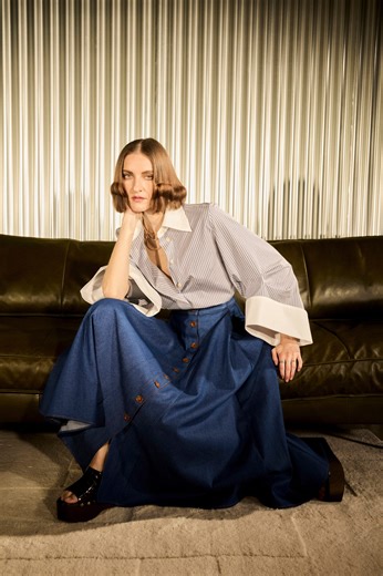Le gonne di jeans definiscono la moda della primavera-estate 2026