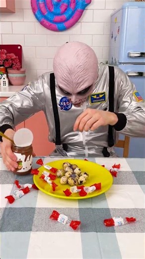 Der Alien-Konditor: Süßigkeiten aus Eiern! 🍬👽 #shorts
