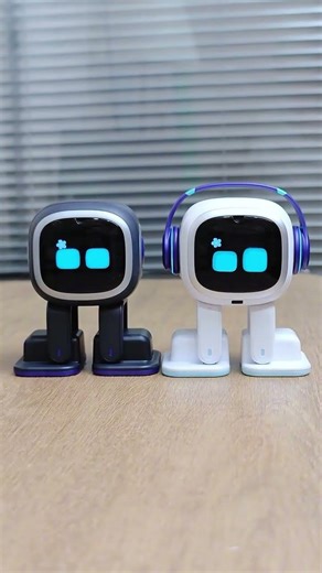 Swapping two emo’s headphones #emopet #robot #emorobot #emo
