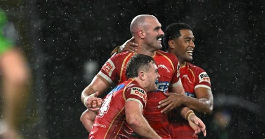 As it happened: Dolphins dance over flat Bulldogs in the wet