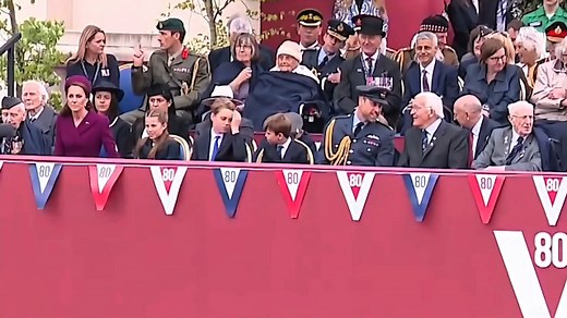 英国纪念欧洲胜利日活动中，从嬉戏打闹到做出温馨举动，年轻的王室成员成为全场焦点_腾讯新闻