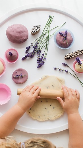 Comment ‘playdough’ and we’ll send you a link to our fool-proof, no-cook play dough recipe which can be made in minutes! It really is so much better than store-bought play dough! Lavender is one of favourite ways to jazz up our regular play dough. Not only does it smell great but the left over lavender can be used as part of their play. Mine love using it to decorate their play dough cakes or removing all the buds and sprinkling it into the play dough. 💜 . Just remove the stems from the lavende