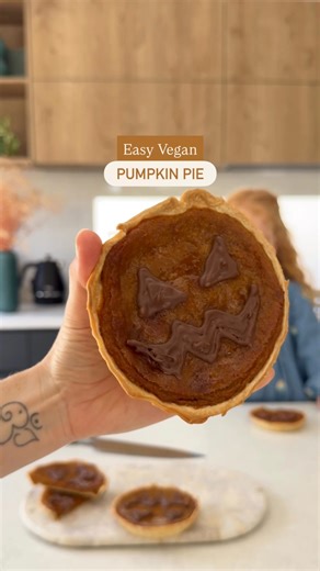 🎃 EASY VEGAN PUMPKIN PIE 🎃 Spooky seasons here and this recipe is such a fun and simple treat to make with your littles. Comment “PIE” and I’ll send it to you (or go to my site, linked in bio) . . . . . . #pumpkin #halloweenfun #healthydessert #healthykids #hiddenveggies #pumpkinpie #pickyeaters #weaningtips #halloweenfood #blw #weaningjourney #aussiemums #veganmum #homemade #veganmom #easydessert #blwrecipes #veganfamily #whatifeedmykid #veganpie #easyrecipe #halloween #vegancommunity #veganr