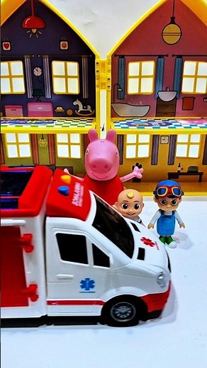 Amazing Video Peppa Pig & Ambulance 🏥