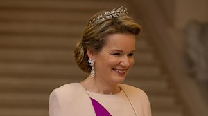 La reine Mathilde: une garde-robe recyclée et chic cette année